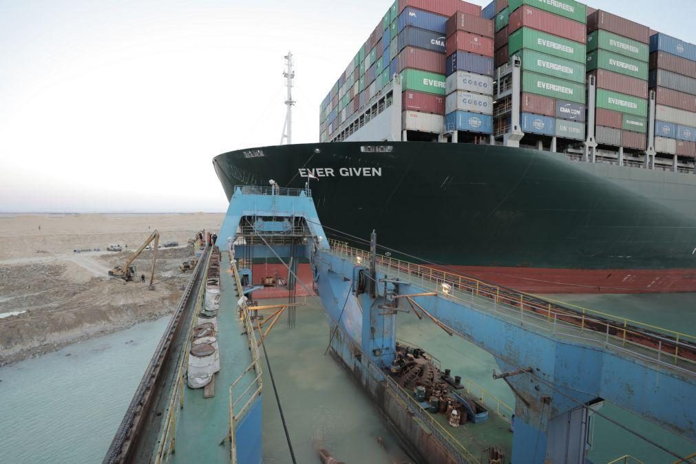 Autoridades dizem que navio encalhado no Canal do Suez começou a flutuar