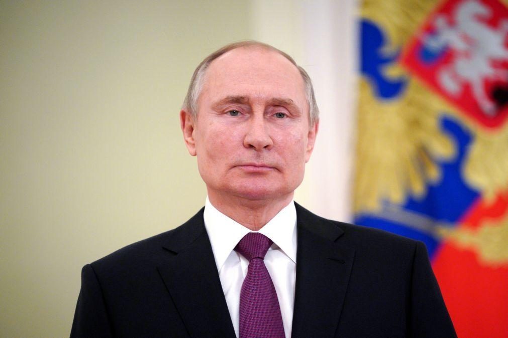 Putin assina lei que lhe poderá permitir cumprir mais dois mandatos no Kremlin