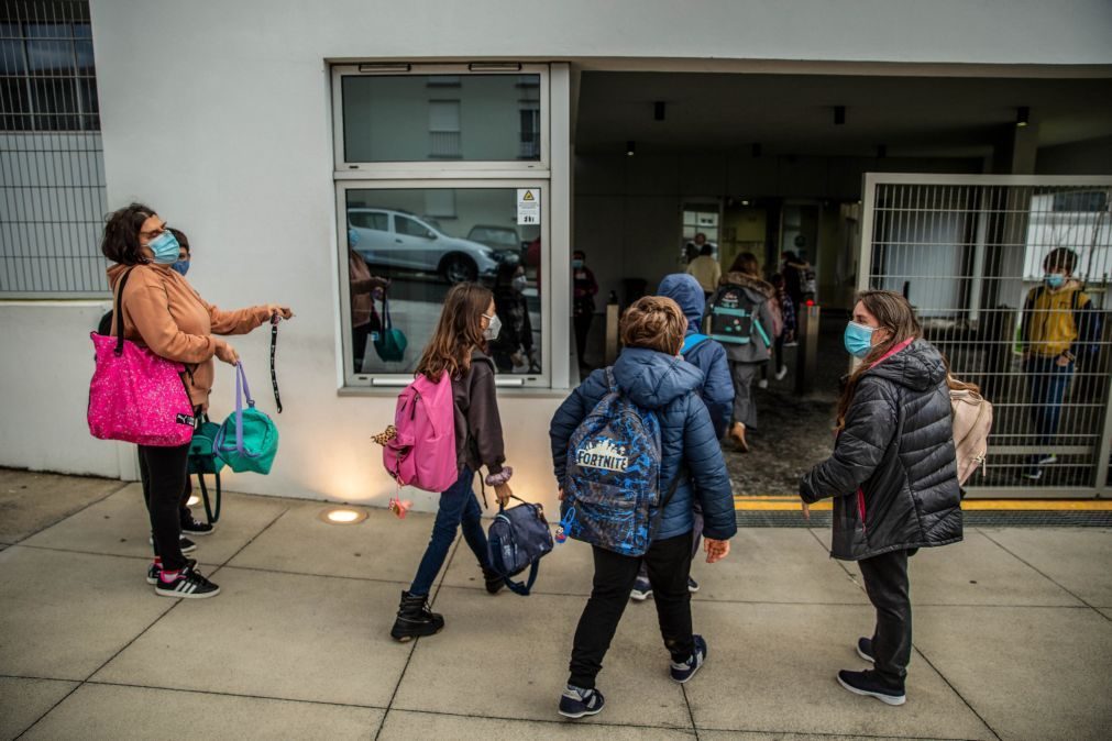 Covid-19: António Costa preocupado com velocidade de contágios nas escolas