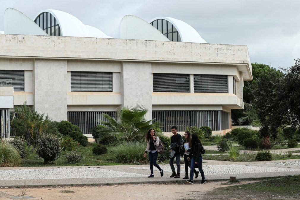 Número de estudantes com bolsas de estudo aumenta 4% para os 75 mil