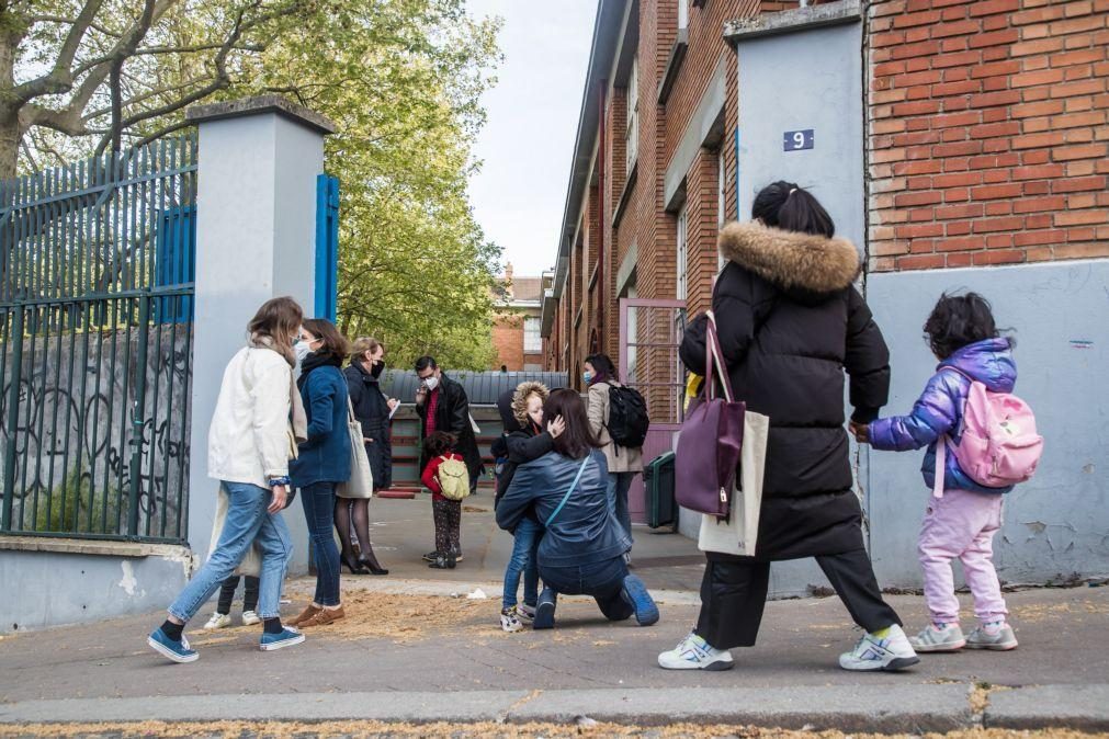 Crianças em França deixam de usar máscara nos recreios das escolas