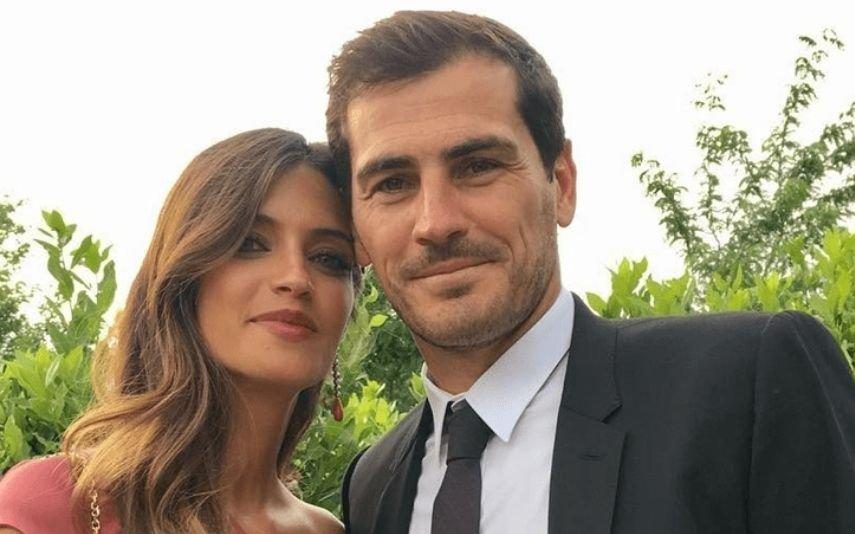 Sara Carbonero e Iker Casillas juntos e cúmplices em casamento de amigos, 4 meses após separação