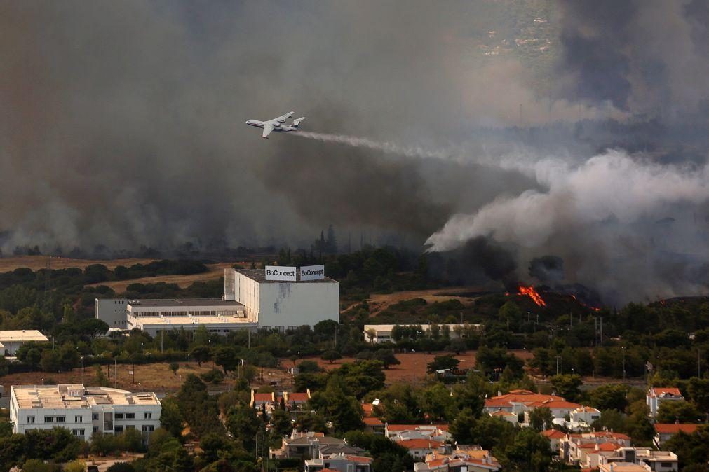 Incêndio obriga à evacuação de três subúrbios de Atenas e a corte de autoestrada