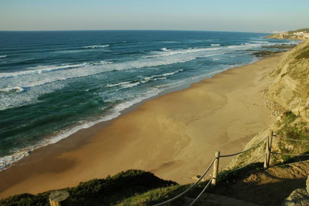 Corpo de homem retirado do mar por surfista na praia da Aguda