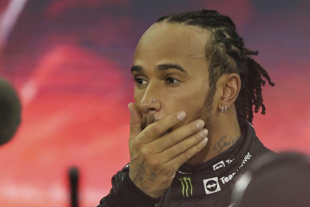 Lewis Hamilton ordenado cavaleiro pelo príncipe Carlos