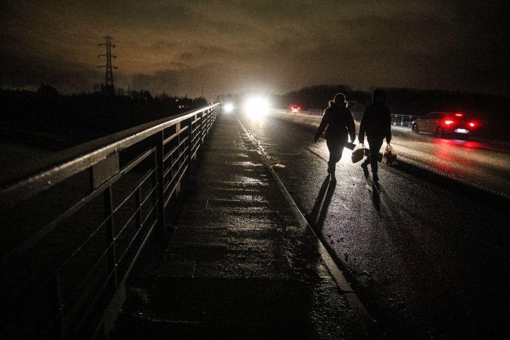 Polícia francesa investiga morte de motorista português agredido por migrantes em Calais