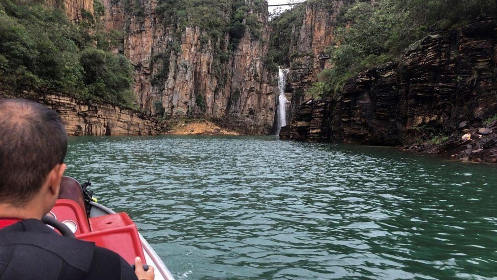 Sobe de sete para oito número de mortes pela queda de parede rochosa no Brasil