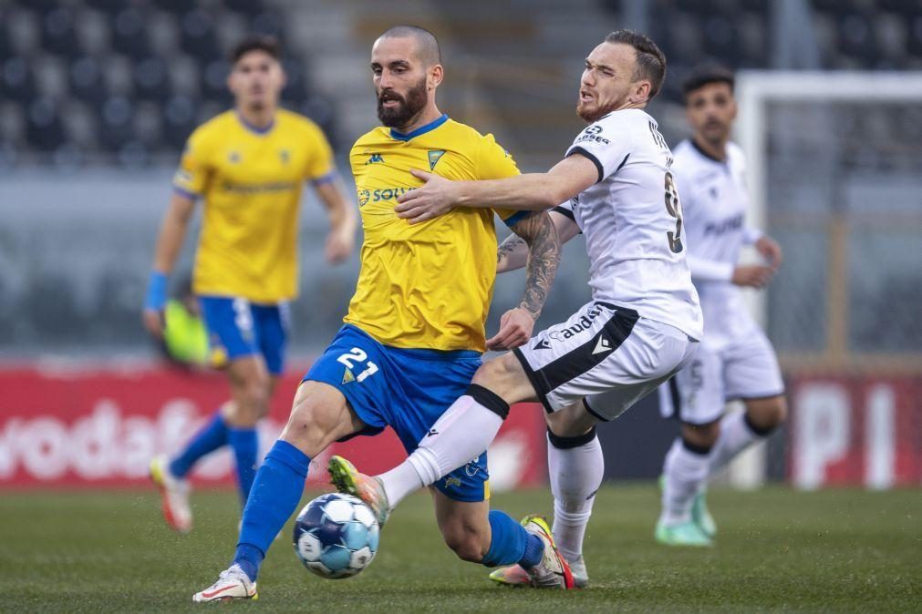 Vitória de Guimarães dá a volta ao Estoril Praia e sobe ao sexto lugar da I Liga