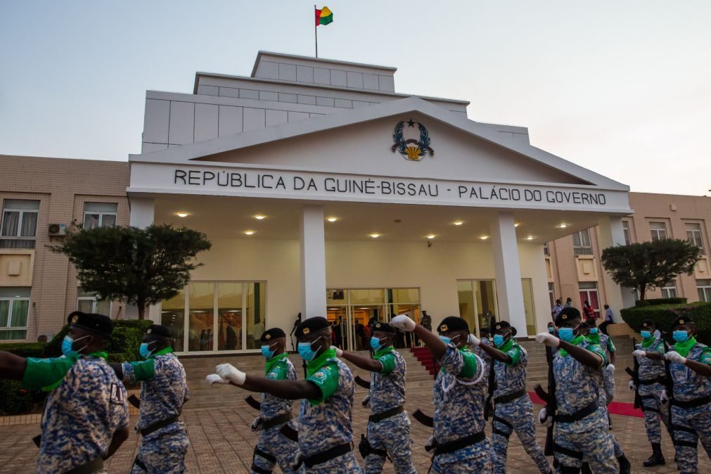 Tiros de bazuca e rajadas de metralhadora junto ao palácio do Governo da Guiné-Bissau