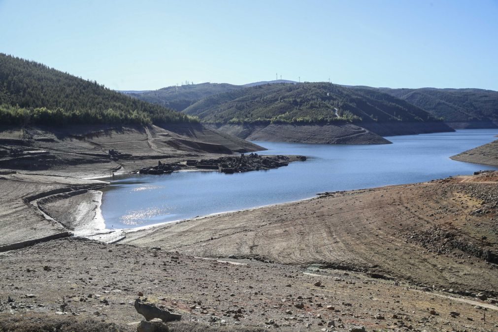 Descida do caudal do Zêzere faz emergir ruínas de aldeia