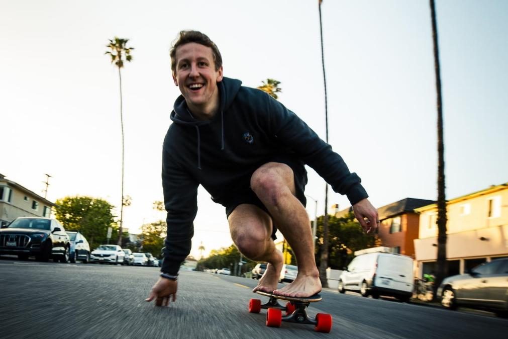 Skater e estrela do YouTube morre congelado após queda de avião