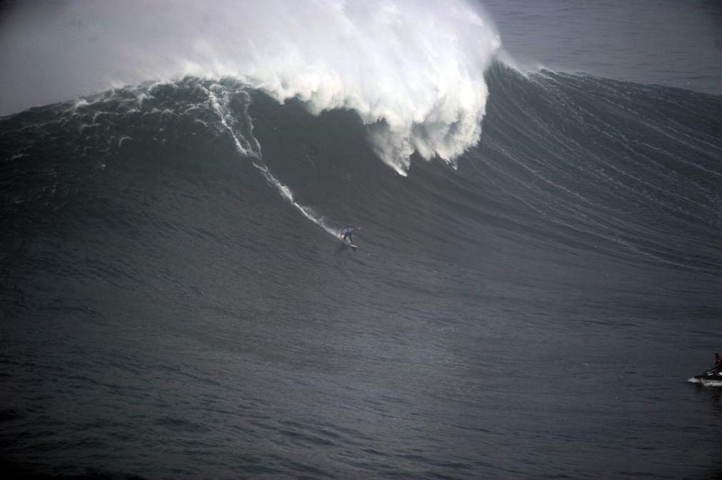 Francesa Justine Dupont parte o pé direito nas ondas gigantes da Nazaré