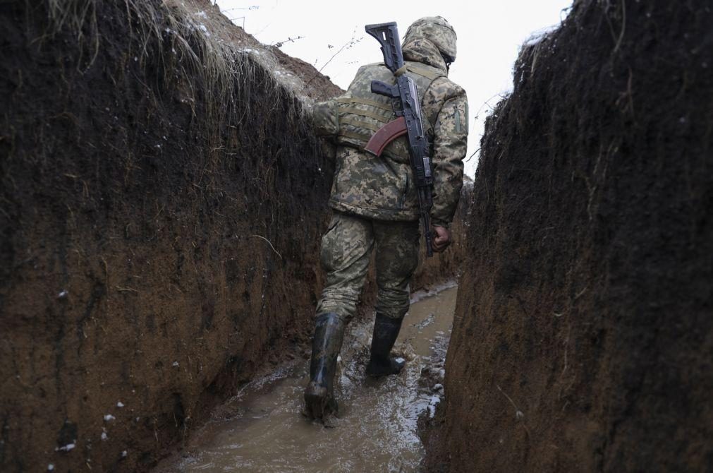 Rússia anuncia fim das manobras na fronteira com a Ucrânia e regresso de militares aos quartéis