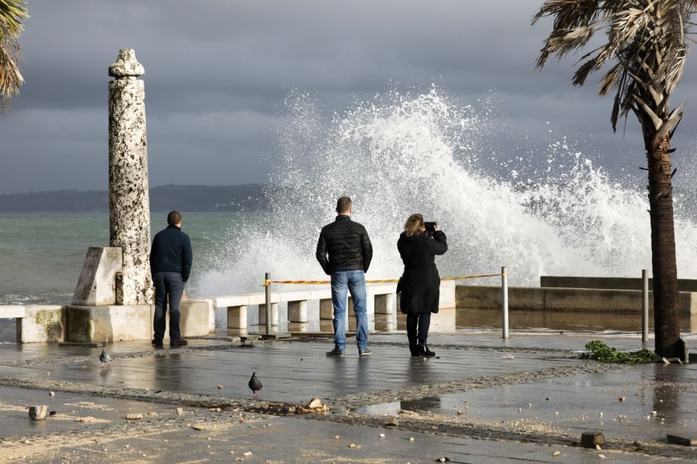 Ondas de 11 metros colocam dez distritos do continente sob aviso laranja no sábado