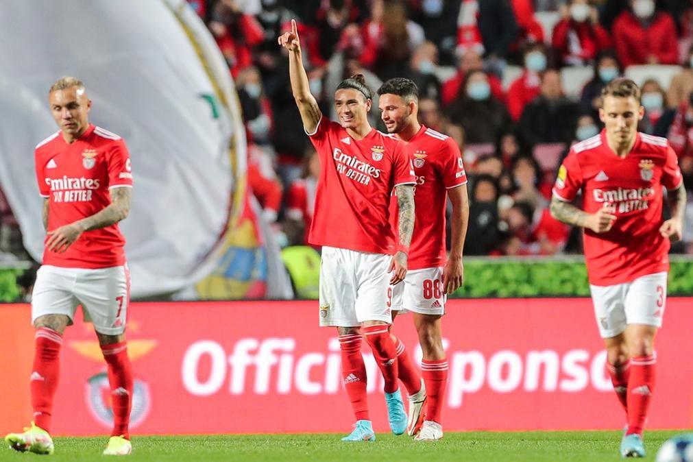 Benfica vence o Vitória de Guimarães e fica a 4 pontos do Sporting