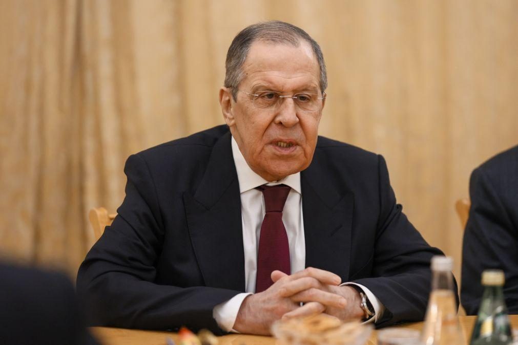 Ucrânia: Diplomatas abandonam conferência e Lavrov fica a falar sozinho