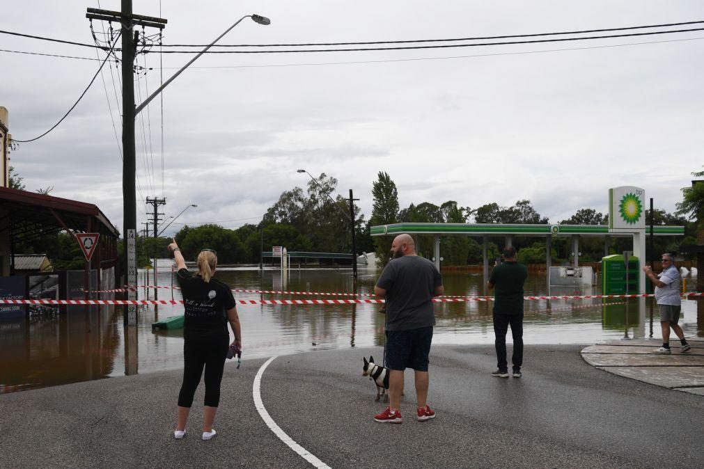 Inundações na Austrália causam 21 mortos e obrigam à retirada de 80 mil pessoas