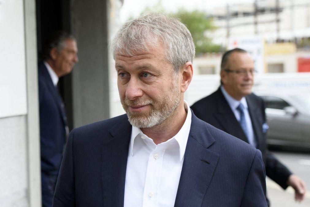 Ucrânia: UE adota formalmente quarto pacote de sanções que atinge oligarca Abramovich