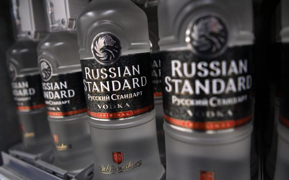 Reino Unido penaliza importação de vodka russa e proíbe exportação de bens de luxo 