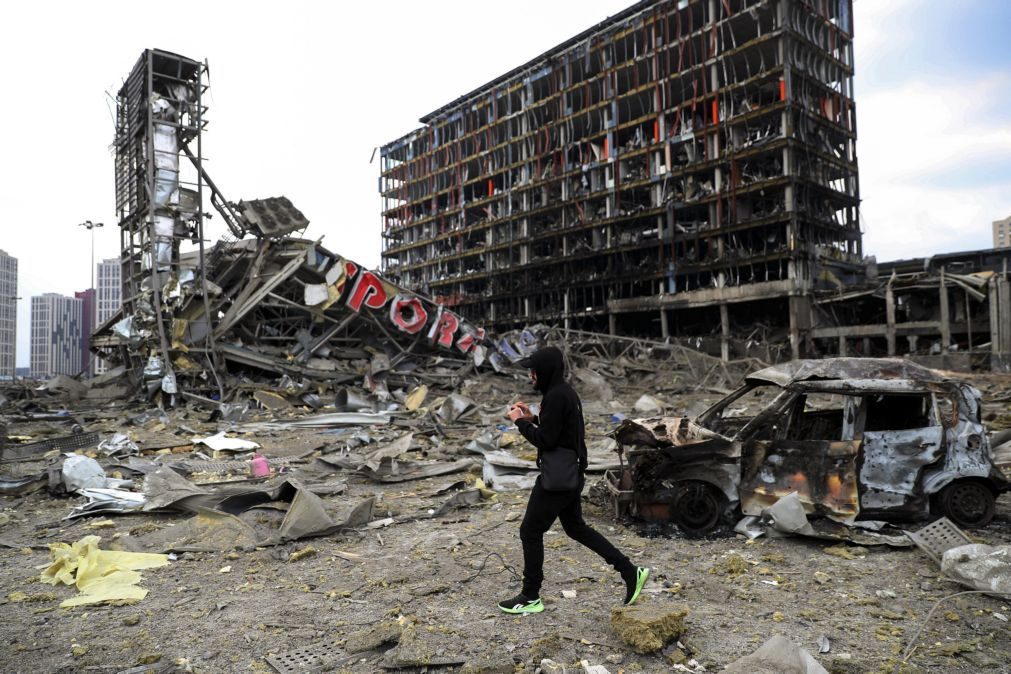 Ucrânia: Centro Comercial de Kiev atingido é ponto de atração turística