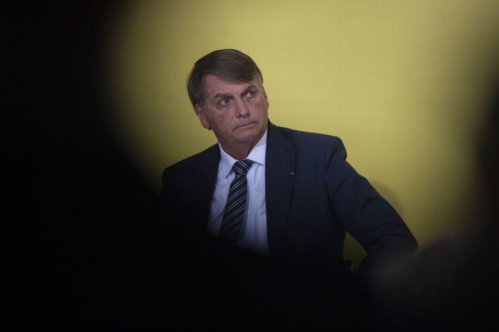 Bolsonaro hospitalizado após sentir 