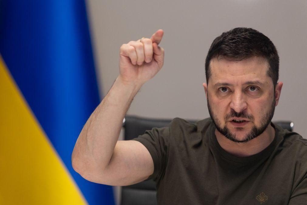 Ucrânia: Zelensky acusa Rússia de cometer genocídio