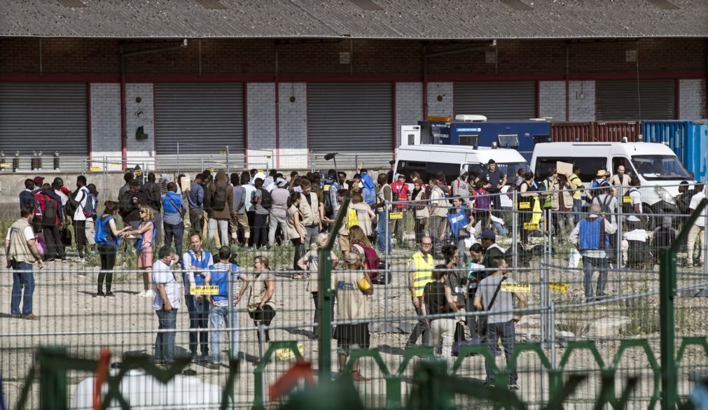 Polícia francesa evacua acampamentos com mais de mil imigrantes em Paris