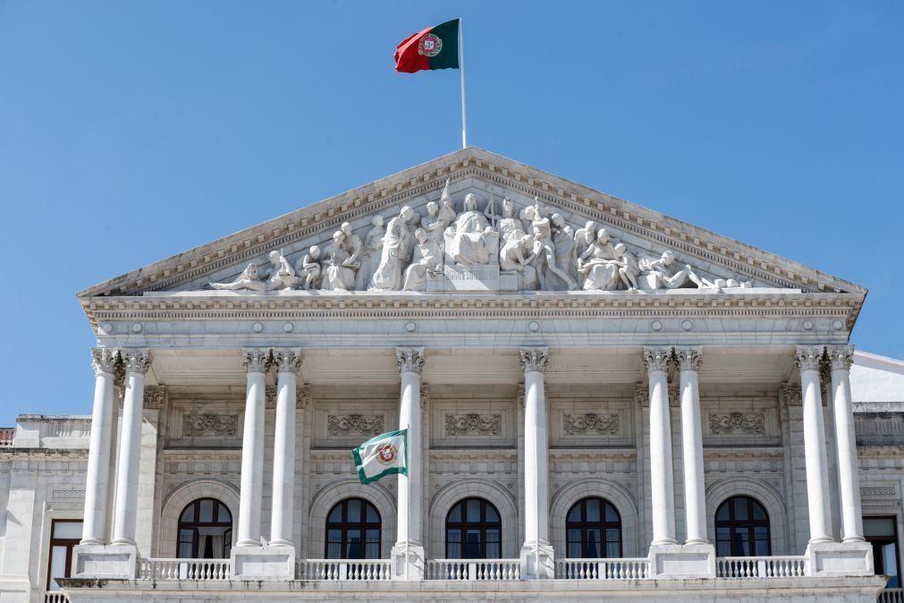 Professores entregam no parlamento petição pelo fim da precariedade