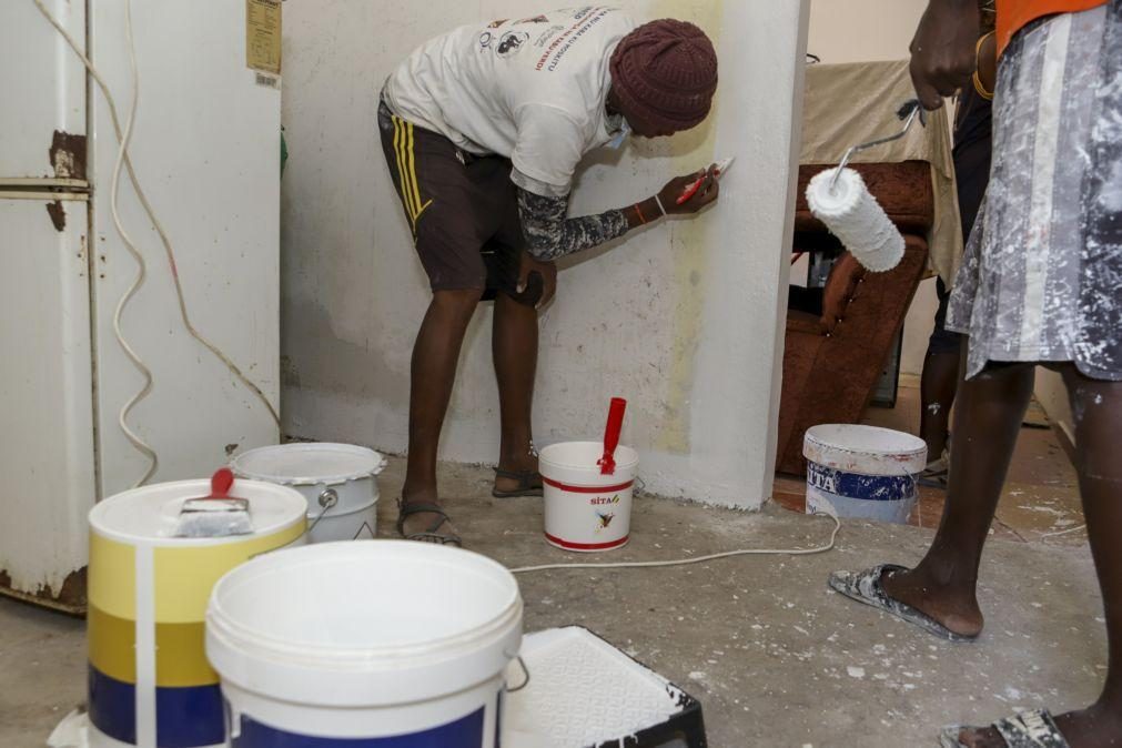 Tinta que mata mosquitos muda casas e vida no bairro cabo-verdiano de Tira-Chapéu