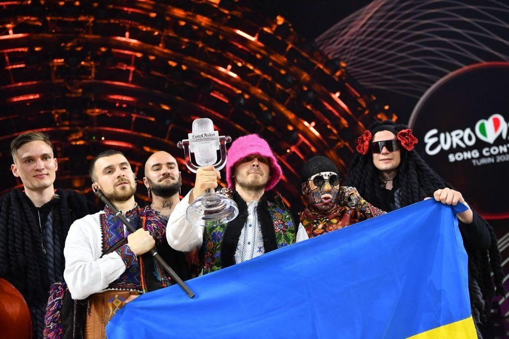 Grupo vencedor da Eurovisão vende troféu e apoia exército ucraniano