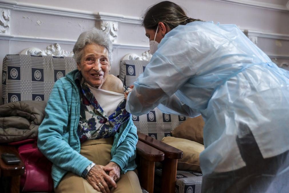 Mais de 200 mil idosos com segunda dose de reforço contra a covid-19 administrada