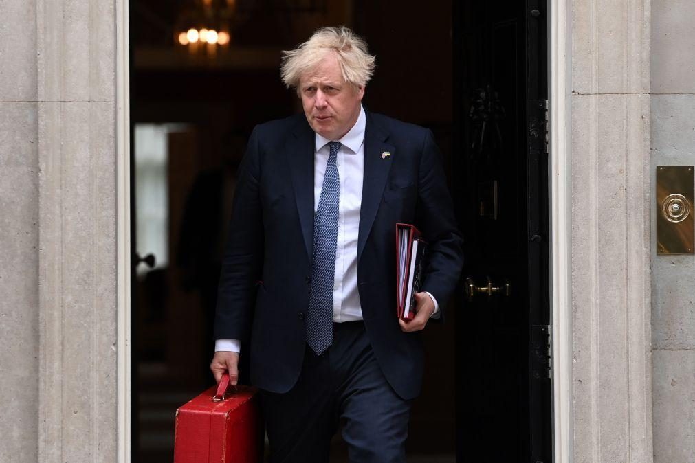 Boris Johnson sobrevive a moção de censura 