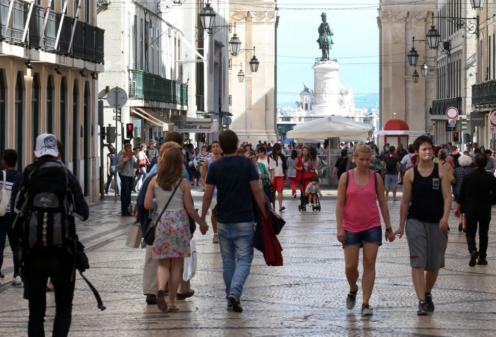 Confiança dos consumidores e clima económico recuam em agosto após máximos de julho